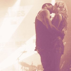 casal abraçado